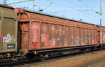 Zweiachsiger, großräumiger Schiebewandwagen der DB Cargo mit der Nr. 21 RIV 80 D-DB 2470 041-9 Hbbins 306 am 28.02.19 Bf. Flughafen Berlin-Schönefeld in einem gemischten Güterzug.