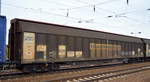 Vierachsiger, großräumiger Schiebewandwagen vom Einsteller TRANSWAGGON mit der Nr. 83 80 D-TWA 2847 240-8 Habiis 8 für VW im Einsatz am 06.03.19 Bf. Flughafen Berlin-Schönefeld.