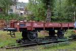 Im sächsischen Schmalspurbahnmuseum Rittersgrün stand Ende September 2020 dieser mit einem Klmmo-Flachwagen beladener Rollwagen.