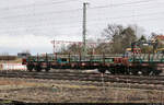 Blick auf einen Flachwagen mit Rungen mit der Bezeichnung  Rns  (33 68 3504 115-1 D-AAEC), beladen mit Betonteilen und gezogen von 248 018-4 (Siemens Vectron Dual Mode) im Bahnhof Angersdorf Richtung