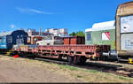 Flachwagen mit Trabant als Requisite für das Theaterstück  Über den Zaun  des Theaterzuges  Das letzte Kleinod , abgestellt im frei zugänglichen Hafen Magdeburg.