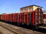 Roos-t 31803525750-6 ist mit Rundholz beladen, und rollt in einem gemischten Gterzug eingereiht, bei Passau Hbf.