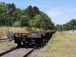 Abgestellte Flachwagen im Gelände des Bahnhof Amelinghausen-Sottorf ex KBS 104 h /109 b / 162 ( Gebirgsbahn  Lüneburg - Soltau); 31.08.2016  