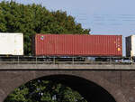 Im Bild ein mit einem Container beladener Laagrs-Flachwagen (27 80 4377 505-7).