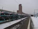 Am 22.12.2010 stand ein aus Mosolf Laaers Wagen gebildeter Ganzzug, beladen mit Buick Regals (baugleich mit dem Insignia) abfahrbereit nach Zeebruegge in Rsselsheim Opelwerke.