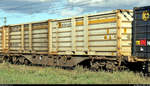 Blick auf einen Containertragwagen der Gattung  Sgns 7  (33 68 4557 362-3 D-AAEC), beladen mit innofreight-Containern, der mit 186 531-0 die Leipziger Chaussee (B 6) in Halle (Saale) Richtung Abzweig