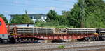 Drehgestell-Flachwagen (Oberbaustoffwagen) der DB Cargo für Bahnschwellen mit der Nr. 31 RIV 80 D-DB 4713 190-5 Slnps 468 in einem Schwellenzug am 16.06.21 Hamburg-Harburg.