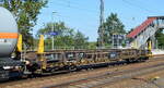 Ein Drehgestell-Flachwagen für Oberbaustoffe für die DB Cargo im Einsatz mit der Nr.