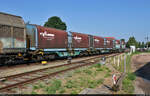 Blick auf Containertragwagen mit der Bezeichnung  Sgmmns <sup>105</sup> , beladen mit Behältern der Schweizer Abroll-Container-Transport-Service AG (ACTS). Gesehen am Ende des täglichen Aluminiumzugs vom Novelis-Werk Nachterstedt nach Magdeburg-Rothensee im Bahnhof Aschersleben an der Oststraße.

🧰 VTG AG
🕓 3.7.2021 | 9:03 Uhr