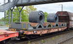 Drehgestell-Flachwagen mit Lademulden für Coils beladen mit zwei Coil der DB Cargo mit der Nr.