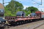 Drehgestell-Flachwagen mit Lademulden für Coils vom Einsteller DB Cargo mit der Nr. 31 RIV 80 D-DB 4868 333-4 Sahmms 711 beladen mit zwei Coils in einem gemischten Güterzug am 01.06.22 Höhe Bf. Niederndodeleben (Nähe Magdeburg).