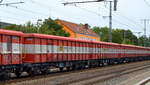 Hier diese Gelenkcontainertragwagen vom Einsteller VTG Schweiz GmbH mit deutscher Registrierung, im Bild der Wagen mit der Nr.