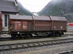 DB - Güterwagen Shimmns-u 32 80 467 6 992-8 in einem Güterzug im Bahnhof Erstfeld am 27.02.2015