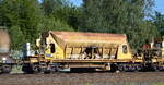 Gelber vierachsiger Schotterwagen der DB Cargo mit der Nr.