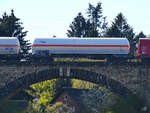 Ein Zagkks-Kesselwagen (33 80 7920 488-3) Ende April 2021 auf dem Ruhrviadukt in Witten-Bommern.