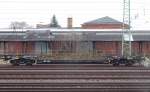 Am verregneten 21.2.2016:  Tiefladewagen mit der Nummer  80 80 D-DB 9719 142-9 abgestellt  in Cottbus Hbf.