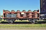 Seitenansicht auf einen alten Topfwagen Zik für Fässer mit je 1000l Fassvolumen im Magdeburger Hafen.