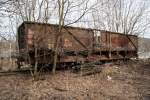 Diesen alten Schotterwagen (Bahnhofswagen 1) im Bahnhof Schwarzenberg halten auch nur noch die Bume zusammen.