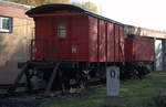 Ein Tender und ein Dienstwagen, abgestellt im Sächsischen Feuerwehrmuseum Zeithain.