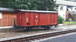 Gedeckter Güterwagen 97-42-63 der Rügenschen Bäderbahn, am 29.09.2021 im Bahnhof Göhren, auf der Insel Rügen.
Der geschlossene Wagon mit einem hölzernen Aufbau, wurde im Jahr 1914 von der Firma Beuchelt & Co. im schlesischen Grünberg gebaut und ist immer noch im Einsatz zwischen  Putbus und dem Seebad Göhren.