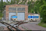 Feldbahn des Sodawerks Bernburg  Lok 1 vom Hersteller Schalker Eisenhütte sowie ein Güterwagen, hergestellt von Mühlhäuser, pausieren in der Lokwerkstatt auf halber Strecke.