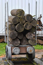 Eine alte mit Holz beladene Lore Mitte September 2018 im Eisenbahnmuseum Bochum-Dahlhausen.