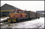 Jung Lok Nr. 13289, Typ R 42c, als Lok 6 der Hafenbahn rangiert hier am 16.2.1991 in Emmerich. Die Lok verkehrte einst in Diensten der Siegener Kreisbahn.