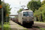 Akiem 193 482 in Diensten von Green Cargo kommt mit einem Schienentransportzug durch Ostbevern gefahren 25.8.2026