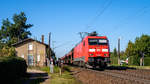 Ein unbeladener Güterzug, bespannt von einer Lok der Baureihe 152, passiert einen alten WSSB-Bahnübergang in Glaubitz bei Riesa auf der Strecke Leipzig - Dresden. (17.10.2017)