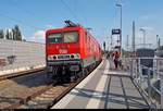 Autotransportzug mit 143 851-4 der Mitteldeutsche Eisenbahn GmbH (MEG) passiert den Interimsbahnsteig Halle(Saale)Hbf Gl.
