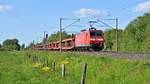 DB Cargo 145 032 mit leerem Autotransportzug in Richtung Osnabrück (Hüde, 13.05.19).