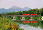 15.Juni 2005, Saalachbrücke Freilassing/Salzburg, Zwei Taurus-Loks (ÖBB-BR 1116) befördern einen Zug mit Autotransportwagen auf die deutsche Seite.