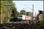 Captrain 145095-6 ist hier nahe Westerkappeln Velpe mit einem Autotransportzug um 11.45 Uhr in Richtung Rheine unterwegs.