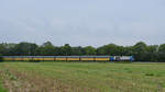 Die Diesellokomotive 272 001-9 von Vossloh zieht Mitte August 2020 Autotransportwagen, so gesehen in Oberschleißheim zu sehen.