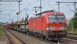 DB Cargo AG [D] mit  193 374  [NVR-Nummer: 91 80 6193 374-6 D-DB] und PKW-Transportzug am 03.09.20 Durchfahrt Bf.