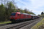 Am Mittag des 22. April 2021 kommt die 185 143-5 mit dem werktäglichen Millionenzug durch Neckargerach. 