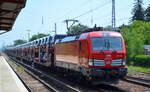 DB Cargo AG [D] mit  193 379  [NVR-Nummer: 91 80 6193 379-5 D-DB] und PKW-Transportzug am 19.06.21 Berlin Hirschgarten.