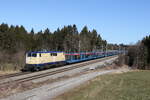 111 223 mit einem leeren Autozug aus Salzburg kommend am 13. Februar 2022 bei Grabenstätt im Chiemgau.