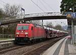 Am Mittag des 17.3.2022 kommt durch Neckargerach die 185 220-1 samt Audizug am Haken gen Zwingenberg gefahren.