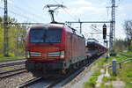 DB Cargo AG [D] mit  193 392  [NVR-Nummer: 91 80 6193 392-8 D-DB] und PKW-Transportzug am 29.04.22 Durchfahrt Bf. Golm.