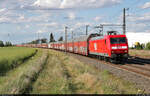 Noch mal MEG – diesmal mit Autotransportzug, gezogen von 145 017-0 in Niemberg Richtung Halle (Saale).