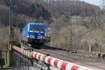 Vectron 193 838 der EGP fährt mit einem Zug aus geschlossenen Autotransportern aus Treuchtlingen kommend in den Bahnhof Solnhofen ein.