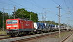 DeltaRail mit der angemieteten  143 837  (NVR:  91 80 6143 837-3 D-DB ) und Nutzfahrzeug-Transportzug am 19.07.22 Durchfahrt Bahnhof Glöwen.