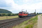 Eine Lok der Baureihe 111 (111-108-x) zieht einen Leerwagenpark bestehend aus Autozugwaggons in Richtung Ansbach.