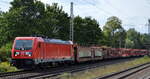 DB Cargo AG [D] mit ihrer  187 139  [NVR-Nummer: 91 80 6187 139-1 D-DB] und einem PKW-Transportzug (leer) am 29.08.22 Vorbeifahrt Bahnhof Dedensen/Gümmer.