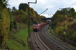 DB Cargo 185 145-0 auf Talfahrt mit ihrem leeren Autotransportzug in Richtung Stuttgart  03.10.2022