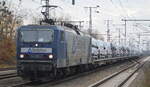 DeltaRail GmbH, Frankfurt (Oder) mit ihrer  243 069-2  (NVR:  91 80 6143 069-3 D-DELTA ) und einem Nutzfahrzeug-Transportzug mit VW Transportern aus polnischer Produktion am 30.11.22 Durchfahrt