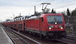 DB Cargo AG [D] mit ihrer  187 172  [NVR-Nummer: 91 80 6187 172-2 D-DB] und einem Fahrzeug-Transportzug (VW Nutzfahrzeuge aus polnischer Produktion) am 02.01.23 Berlin Hirschgarten.
