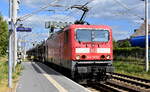 DeltaRail GmbH, Frankfurt (Oder) mit der angemieteten  143 963-7  (NVR:  91 80 6143 963-7 D-DB ) und einem PKW-Transportzug am 25.05.23 Durchfahrt Bahnhof Lutherstadt Wittenberg-Piesteritz.