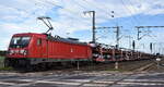 DB Cargo AG, Mainz mit ihrer  187 137  (NVR:  91 80 6187 137-5 D-DB ) und einem PKW-Transportzug am 20.09.23 Durchfahrt Bahnhof Rodleben. Standort über die Schranke gebeugt neben dem Gleis.